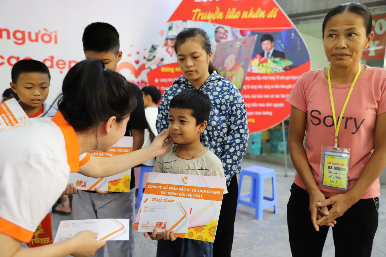 “Bữa ăn Hoa mặt trời” tiếp tục mang nắng yêu thương tới Viện Huyết học & Truyền máu Trung ương