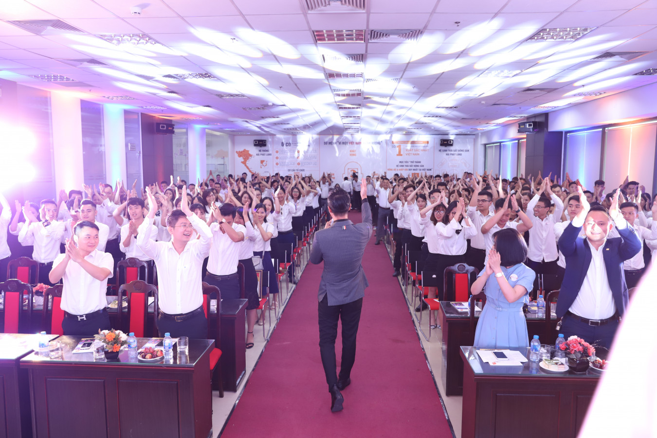 Đinh Mạnh Ninh khuấy động Lễ Vinh Danh "Hải Phát Land Road To Success" Quý II